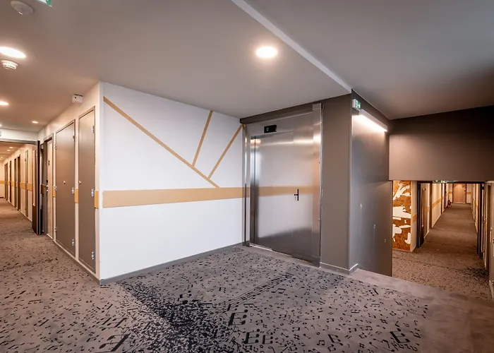 Ibis Styles Valenciennes Foret فندق 3*